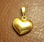 золотой кулон в форме сердца